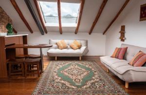 库斯科La Casona Real Cusco的客厅配有两张沙发和一张桌子