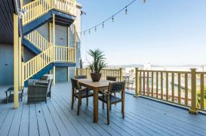魁北克市Des Remparts- 2-bed with great views, terrace的阳台上的木制甲板上配有桌椅