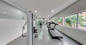 库亚巴亚马逊广场酒店的医院走廊里装有跑步机和机器