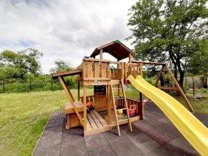 博加奇Fortuna Apartmanházak的木游戏结构,带滑梯和游乐场
