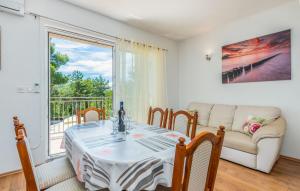 索利纳Apartments Mioković的一间带桌子和沙发的用餐室