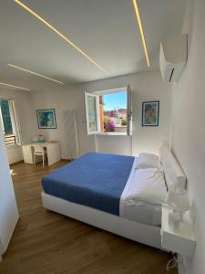 韦尔纳扎Affittacamere Benedetta e Isabelle的一间卧室设有一张大床和一个窗户。