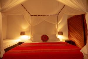 马劳Na Villa dos Algodões的一间卧室配有一张带红色毯子的大床