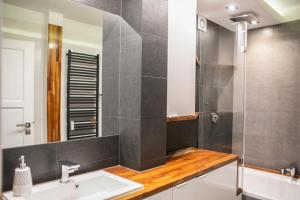 塔尔努夫Best Apartment的一间带水槽和镜子的浴室