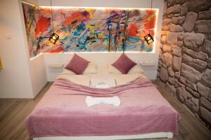 莫斯塔尔维拉纳丁酒店的一间卧室配有一张壁画床