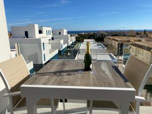 弗拉门卡海滩Playa Flamenca - Turquesa del Mar - great sea view!的阳台上的桌子和一瓶葡萄酒