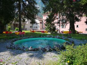 贝尔金Historisches Italienisches Hotel Piz Ela Bergün的庭院中间的小游泳池