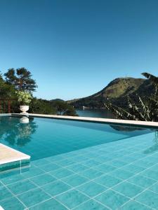 曼加拉蒂巴科斯塔克雷斯旅馆的享有水景的游泳池