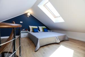 格但斯克ANKA Apartamenty nad Morzem的一间卧室配有一张带蓝色墙壁的大床