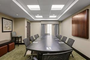 拉纳姆Staybridge Suites Washington D.C. - Greenbelt, an IHG Hotel的一间会议室,配有长桌子和椅子