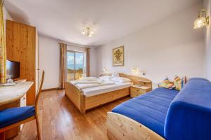 蒂鲁罗斯蒂芬尼酒店的一间卧室配有两张床和电视。