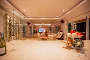 七岩6 Bedroom Luxury Villa on Golf Course PH125的一间设有酒窖和用餐室的房间