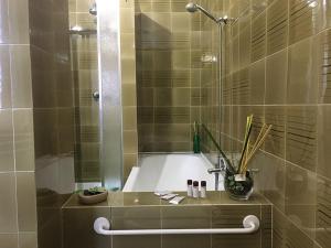 加埃塔Vento di Ponente的带淋浴和浴缸及水槽的浴室