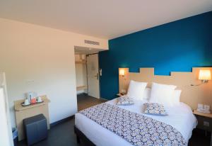 圣拉斐尔风车酒店的一间卧室设有一张蓝色墙壁的大床