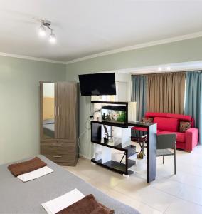 帕福斯Livia’s Appartments的客厅配有红色沙发和电视