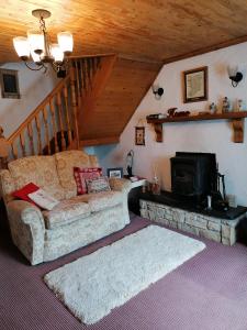 RingsendCarnowen Cottage的带沙发和壁炉的客厅
