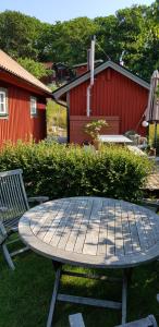 汉堡松德Hamburgö, Hasselbacken 2的野餐桌、长凳和红色建筑