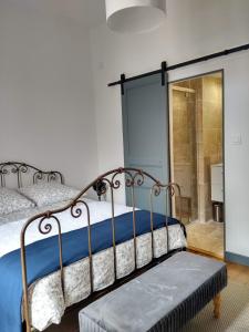 卡尔卡松Number15 Guesthouse Carcassonne的一间卧室配有一张床铺,淋浴旁设有长凳
