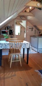 汉堡松德Hamburgö, Hasselbacken 2的厨房里一张桌子上的木椅