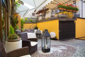 克卢索内阿尔伯格安提卡洛坎达酒店的一个带桌椅的庭院和一个阳台