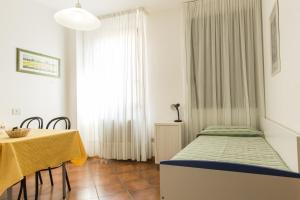里奥马里纳Casa Valdese Rio Marina的一间设有桌子和一张床的房间