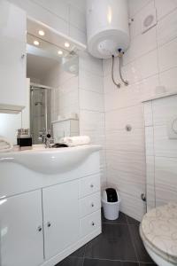 特罗吉尔Apartments ITD的白色的浴室设有水槽和卫生间。
