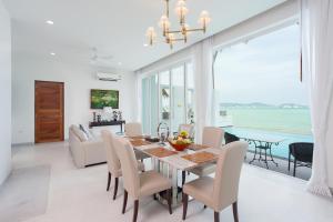拉威海滩Fisherman Way Beach Villa的一间带桌椅的海景用餐室
