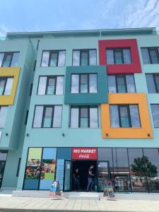 马马亚ZIP Apartments的建筑上有不同的彩色窗户