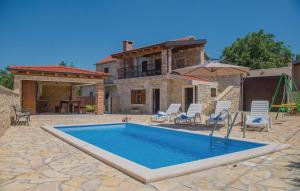 伽罗瓦克Luxury Villa Maria with Pool的房屋前的游泳池