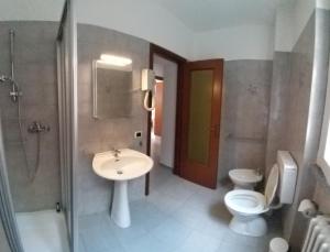 杰拉拉廖Residence Casa Rosa的一间带水槽、卫生间和淋浴的浴室