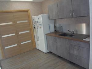 格朗德康迈西maison de vacances的厨房配有白色冰箱和水槽