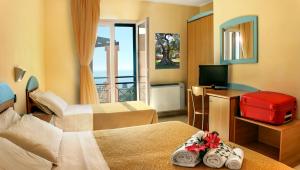 圣凯撒利亚温泉阿里泽酒店的酒店客房设有两张床和电视。