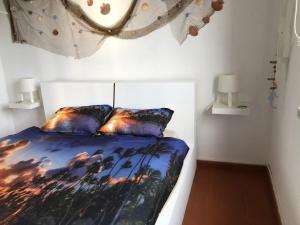 卡帕里卡海岸Fonte da Telha Beach Hostel的一间卧室配有一张带绘画的床铺