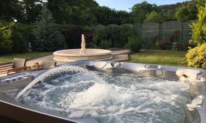 拉翁莱塔普Gite Logis des Fontaines的庭院内带喷泉的浴缸