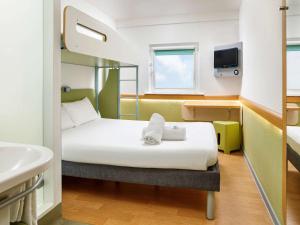 卡迪夫迪夫中心宜必思快捷酒店的小房间设有床和水槽
