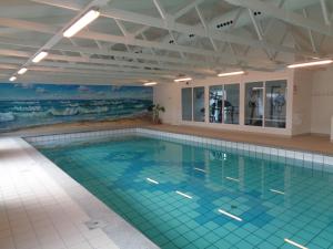 宾德斯莱弗坦尼舒斯酒店的一座带大型游泳池的建筑中的游泳池