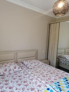 高尼奥Vacation Home Nukri的一间卧室配有一张带花卉棉被的床