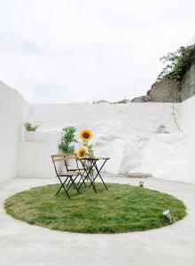 波尔图Guest House Arca d´'Água的草顶上摆着鲜花的桌子