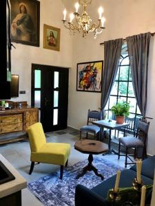 TiszaszentimrePatrimonium Wellness Apartments的客厅配有沙发、椅子和桌子