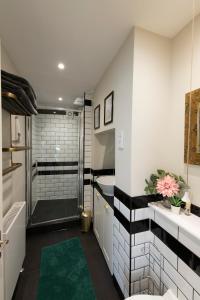 瓦灵福德Forge House的带淋浴、盥洗盆和卫生间的浴室