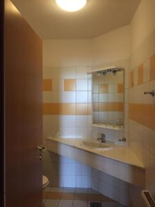 蒂米什瓦拉CT Tm的一间带水槽和镜子的浴室