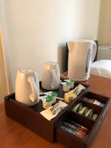 Renfrew rooms at City Centre的咖啡和沏茶工具