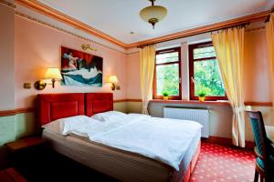 库瑞尼卡慕斯卡威拉阿莫尔旅馆的一间卧室设有一张床和两个窗户。