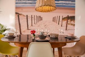 滨海卡特韦克Beachhouse Anna的一张餐桌,上面有海滩画