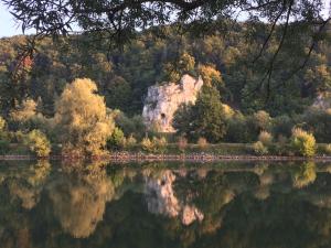 PentlingIdylle II an der Donau的水中山的反射