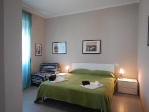 圣温琴佐Ville Paola e Daniela的一间卧室配有绿色的床和椅子