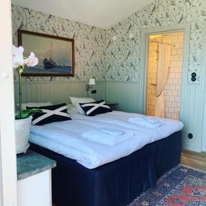 奇维克STF Kivikstrand Badhotell的一间卧室配有一张大床,提供黑白枕头