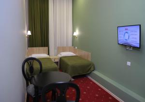 久姆里Araks Hotel Complex的小房间设有两张床和电视