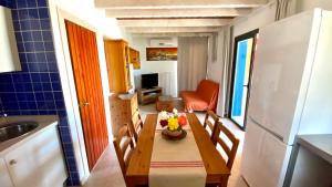卡拉索纳CAN DAMIA 3的厨房配有木桌、椅子和水槽