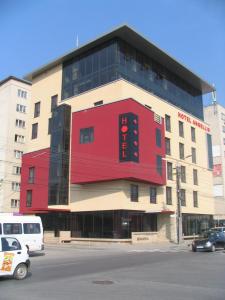 蒂米什瓦拉安格里斯酒店的停车场里红色的大建筑